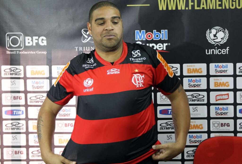Deixar o Flamengo em 2010 foi um erro, diz Adriano Imperador