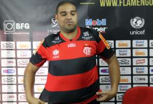 Deixar o Flamengo em 2010 foi um erro, diz Adriano Imperador