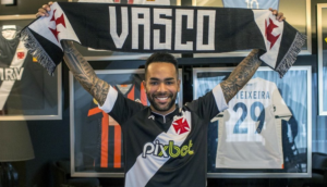 Alex Teixeira faz juras de amor ao Vasco em apresentação: 'Quero levá-lo à elite'