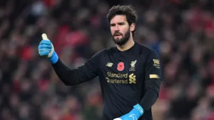 Com dores abdominais, Alisson desfalca Liverpool na Supercopa da Inglaterra