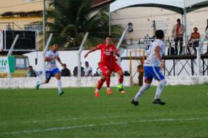 Série D: Torcedor do América-RN tenta acertar arbitragem com um copo