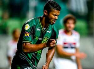 América-MG anuncia volta de zagueiro que estava no futebol asiático