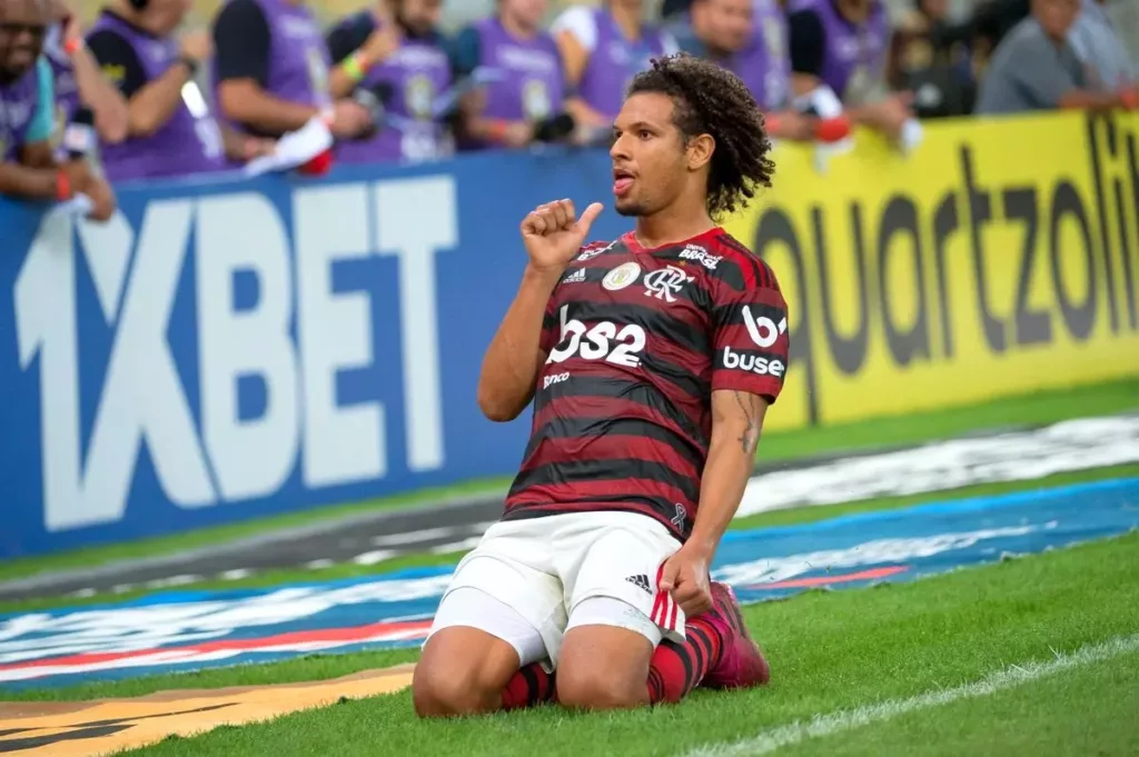 Multicampeão, volante rescinde com o Flamengo 3 arao flamengo 1