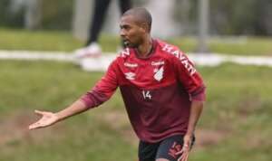 Técnico freia expectativa de estreia de volante pelo Athletico-PR