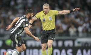 Após polêmica com juiz, atacante do Atlético-MG faz 