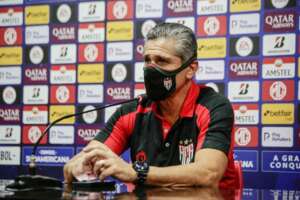 Pressionado, treinador segue no Atlético-GO