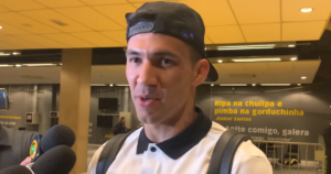 Balbuena é atingido por garrafa de água em comemoração