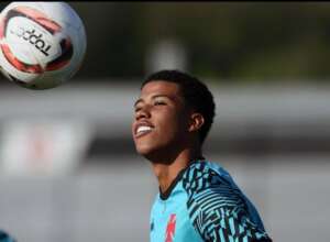 Barcelona aumenta proposta por volante de 18 anos do Vasco
