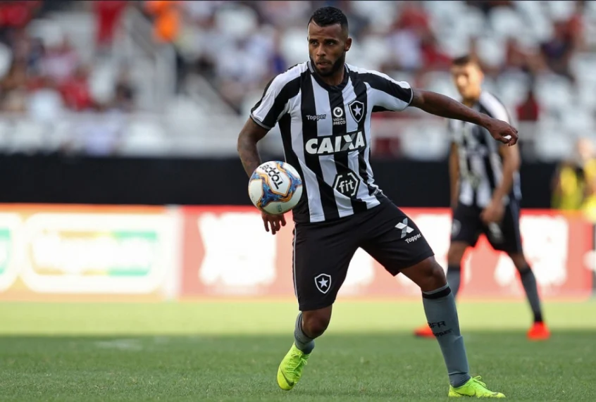 Athletico anuncia ex-volante de Guarani e Botafogo