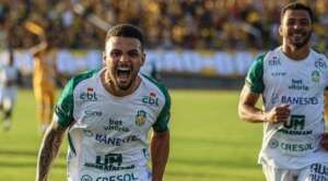 Brasiliense 1 x 1 Nova Venécia-ES - Capixabas avançam e torcida do Jacaré invade o gramado