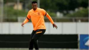 Jô tem 1º dia no Ceará com promessas: 