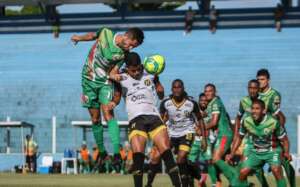 Série D: Torcedor do Pacajus-CE invade gramado e tira camisa para comemorar o gol