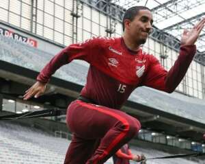 Volante vai passar por cirurgia e desfalca o Athletico-PR