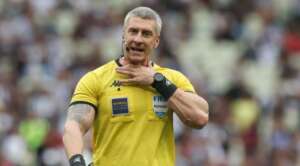 Meia do Palmeiras sai na bronca contra a arbitragem