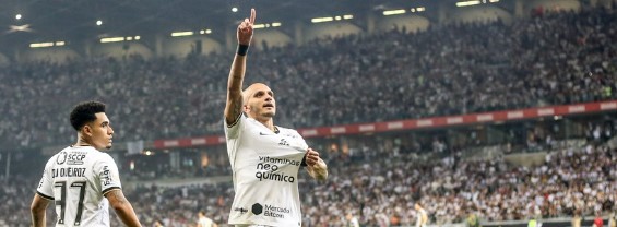 Fábio Santos marcou dois na vitória do Corinthians