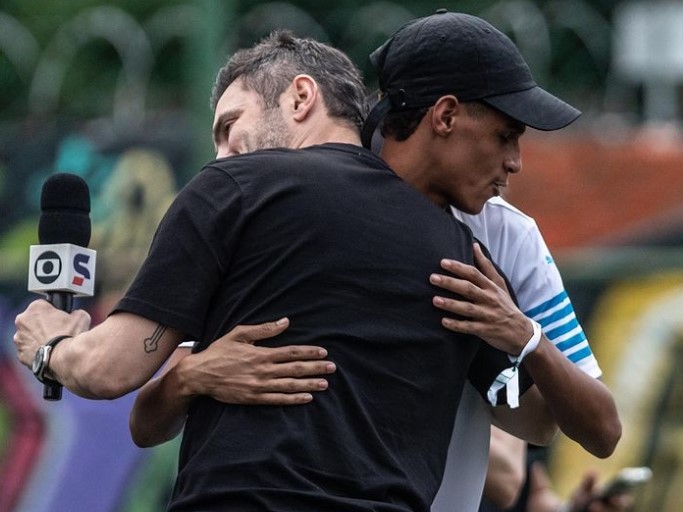 Falcão abraçando Luva de Pedreiro