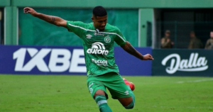 Time do Brasileirão se interessa por lateral da Chapecoense, mas tem concorrência