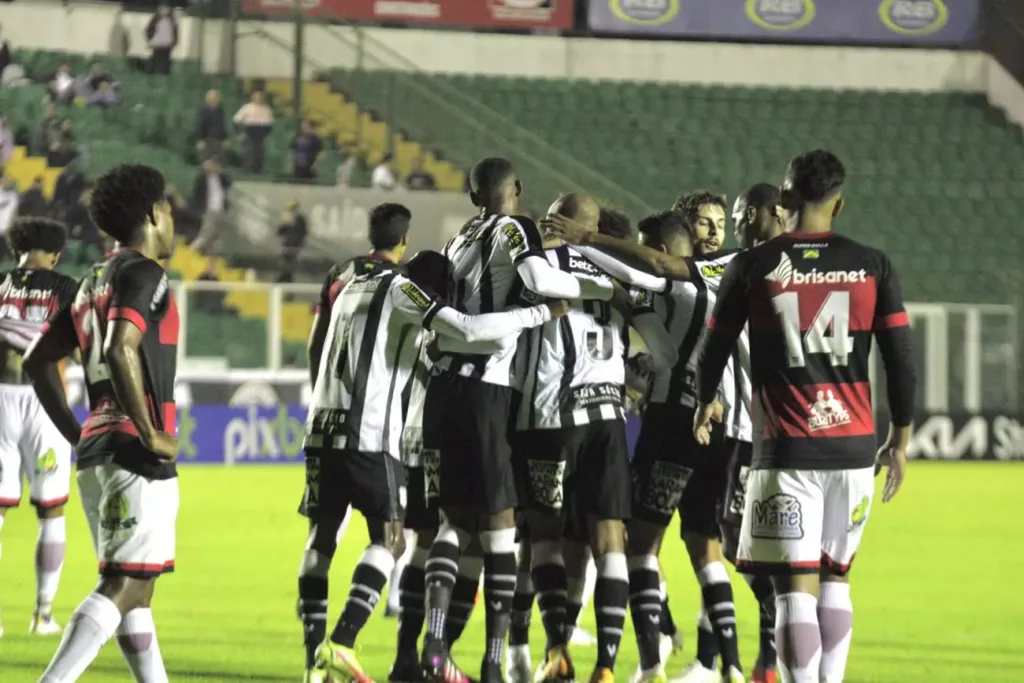 Figueirense-SC 4 x 0 Campinense-PB - Figueira quebra jejum e afunda Raposa no Z4 2 figueira