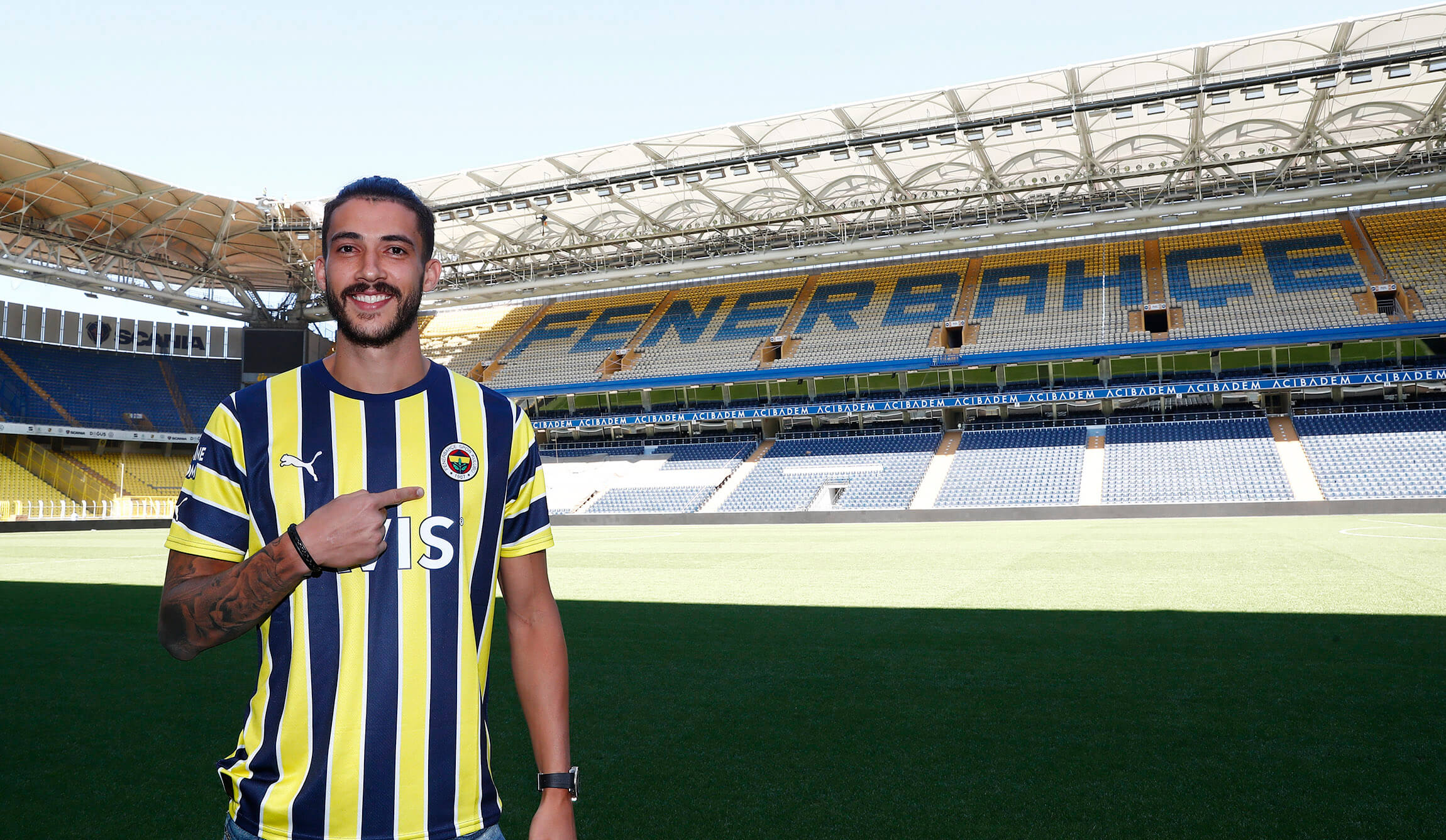 Após Arão, Fenerbahçe apresenta mais 2 brasileiros