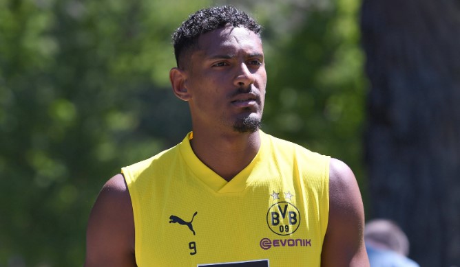Haller é diagnosticado com tumor maligno e pode desfalcar o Borussia Dortmund na temporada