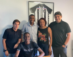 Botafogo assina contrato de formação com promessa da base