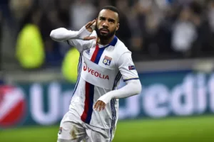 Lyon treina em mata na Holanda, Lacazette é atacado por vespas e vira desfalque