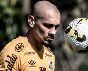 Maicon fala em 'honrar a camisa do Santos' contra o Corinthians na Copa do Brasil