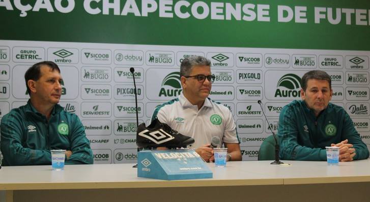 GazetaWeb - Wesley Dias é apresentado oficialmente no CRB e diz estar  pronto para jogar