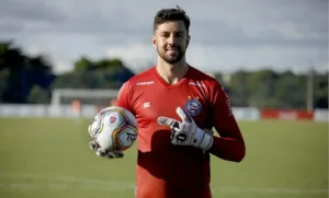 Goleiro de time da Série B manda mensagem para mulher de torcedor e leva invertida