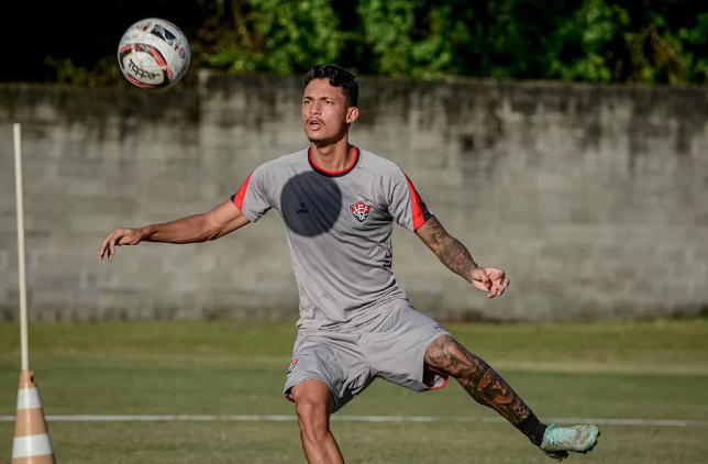 mateus moraes em treino no vitoria