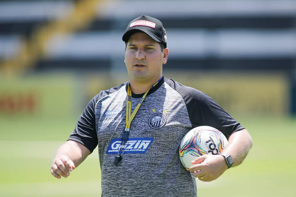 Matheus Costa, técnico do Operário