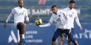 Francês: PSG treina com Neymar e Mbappé no ataque, Messi como meia e três zagueiros