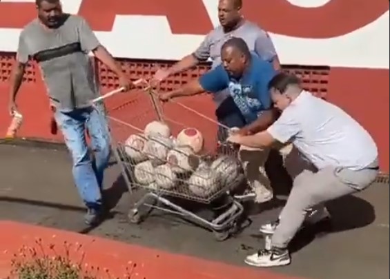 Briga inusitada chama atenção durante treino no Mogi Mirim. Veja o vídeo!