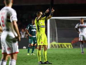 CBF treina árbitros no Rio atrás de 'unificação de critérios'