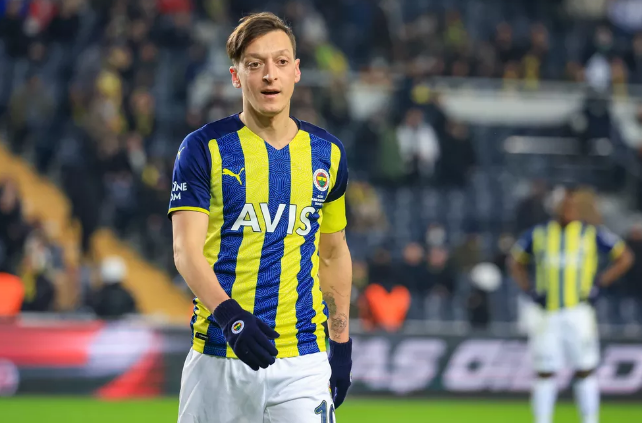 Ozil teve seu contrato rescindido pelo Fenerbahçe