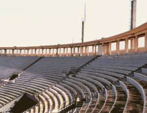 Cadeiras do Pacaembu são vendidas em loja por até R$ 1,8 mil