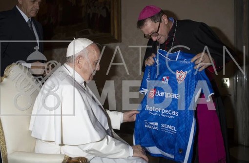 Papa Francisco também recebeu uma camisa do Águia de Marabá