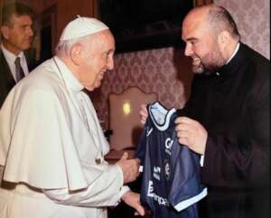 Série C: Papa Francisco é presenteado com camisas do futebol paraense