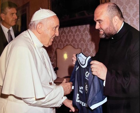 Papa Francisco ganhou uma camisa do Remo