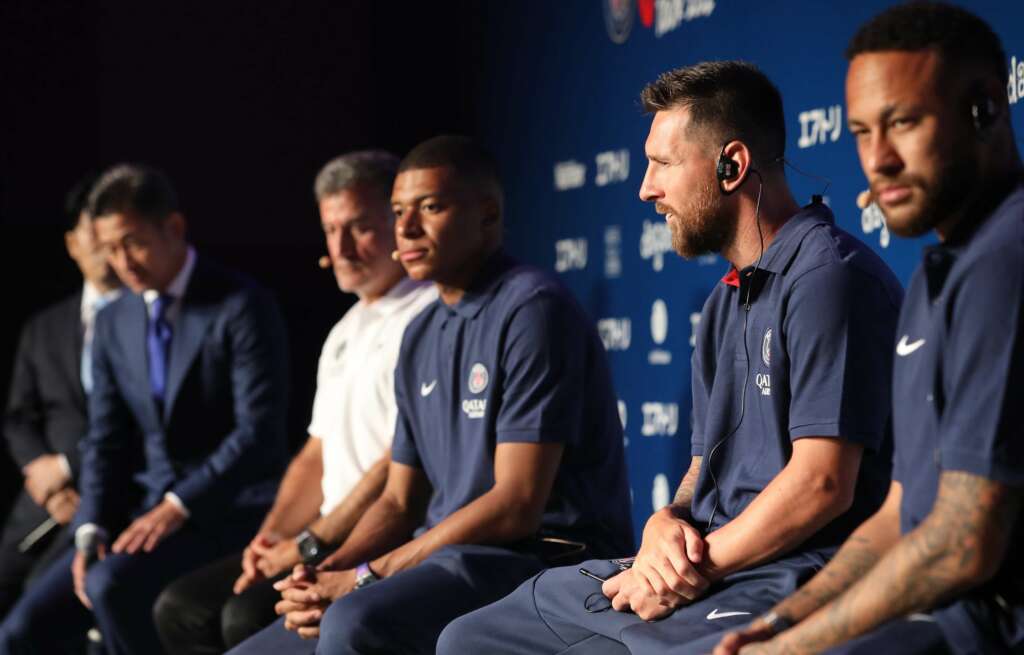 Mbappé, Neymar e Messi protagonizam coletiva de imprensa bizarra no Japão