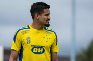 Cruzeiro é acionado na justiça por ex-zagueiro do clube