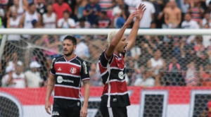 Série D: Torcedor do Santa Cruz-PE arremessa lata de cerveja