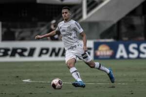 Santos acerta venda de zagueiro para clube espanhol por R$ 37 milhões
