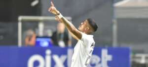 Autor do gol do Santos evita euforia após vitória 