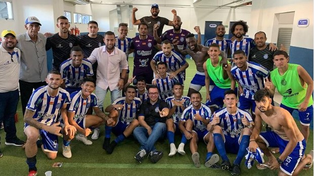 Zagueiro do São Raimundo-AM comemora gol heroico da classificação