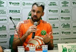 Sem estrear, goleiro da Chapecoense entra na mira do Santa Cruz