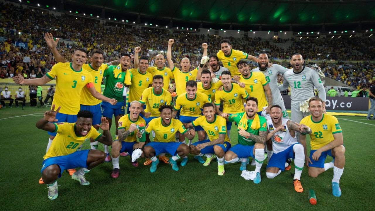 Seleção brasileira comemorando