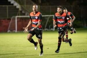 Vitória 2 x 0 Figueirense - Leão se afasta do Z-4 na Série C