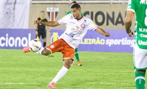 Zé Ricardo marcou os dois gols da Tombense