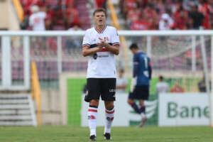 Série D: Zagueiro do Santa Cruz-PE prega “foco total” para a sequência no Brasileiro